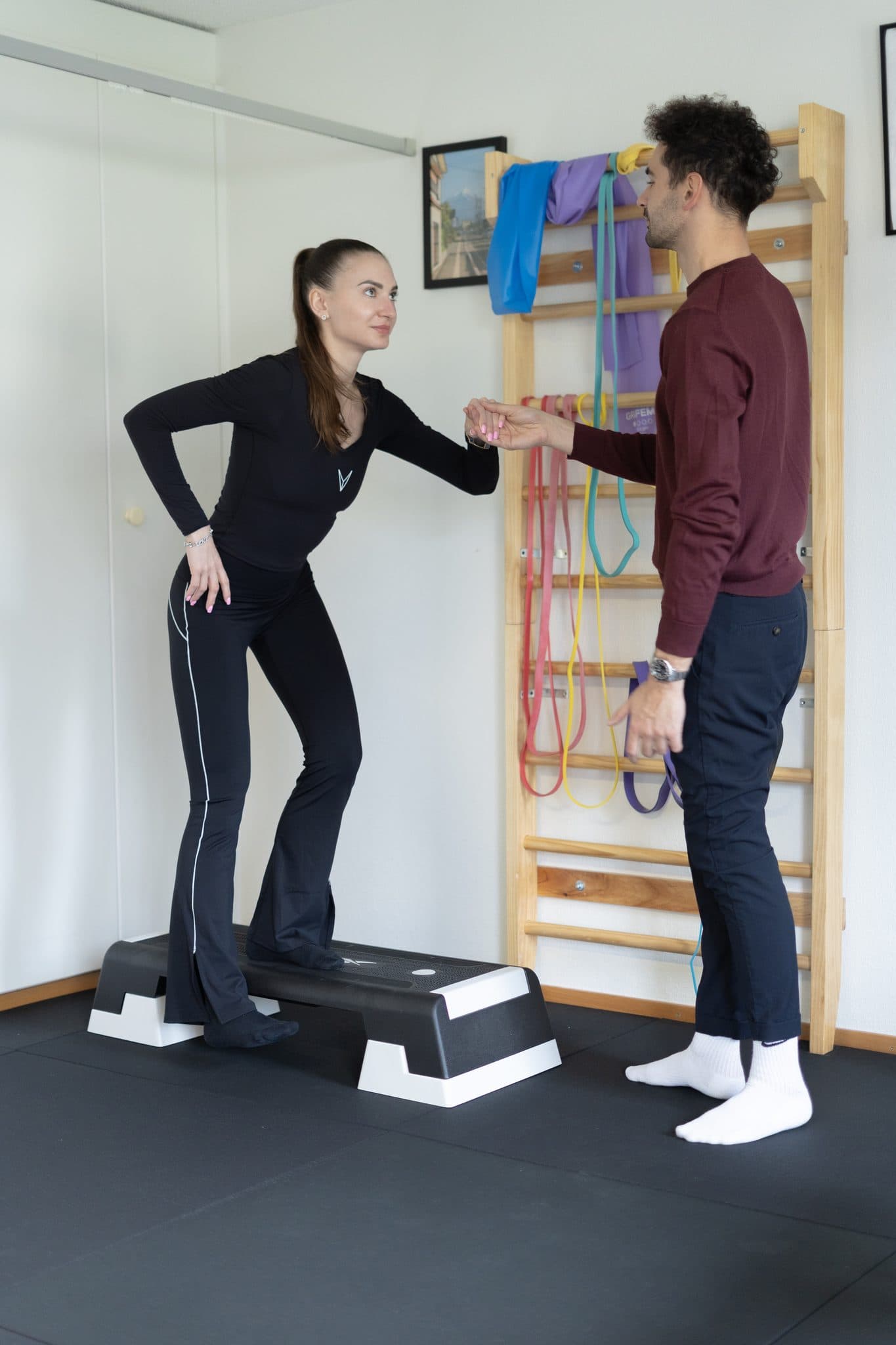 Exercice de rééducation avec élastique sur step